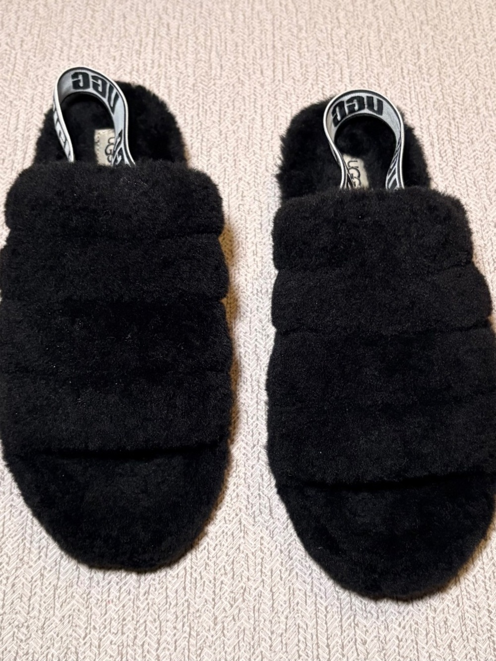 UGG Plush Slippers SIZE: 11
